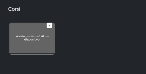Visualizzazione di un corso impostato come "Coming Soon" in una piattaforma con impostazione di visualizzazione con lucchetto - si applica pertanto una scala di grigio sopra la thumbnail dell'immagine e l'icona di un lucchetto nell'angolo superiore destro.