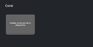 Visualizzazione di un corso impostato come "Coming Soon" in una piattaforma con impostazione di visualizzazione standard - si applica pertanto solo una scala di grigio sopra la thumbnail dell'immagine.
